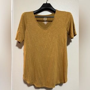 💰2/$10 24/7 Maurice’s mustard color v neck stretchy top- size m/l